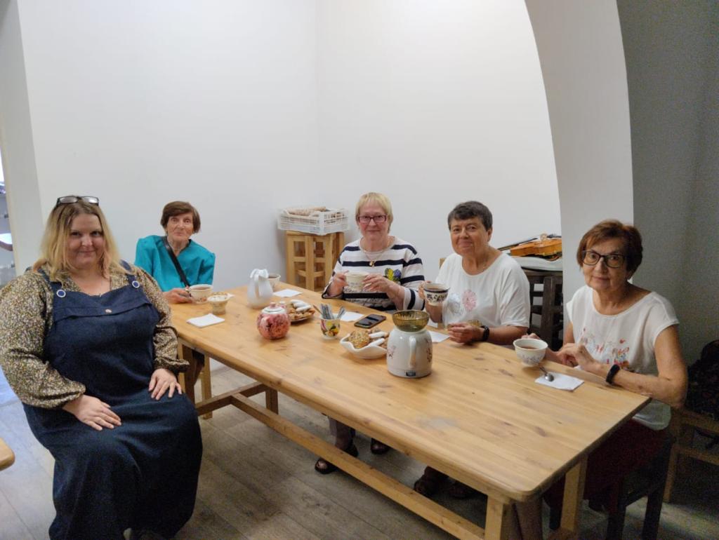 Состоялась потрясающая встреча участников проекта Место встречи: диалог в гончарной мастерской "Лукоморье". 